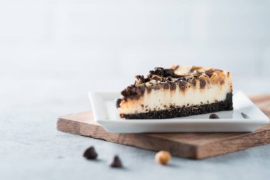 Bir dilim çikolata ve karamela girdap peynirli kek. 