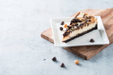 Bir dilim çikolata ve karamela girdap peynirli kek. 