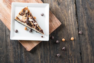 Bir dilim çikolata ve karamela girdap peynirli kek. 