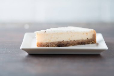 Bir dilim klasik cheesecake. 
