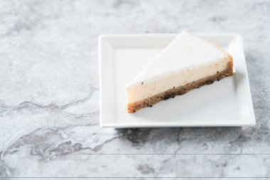 Bir dilim klasik cheesecake. 