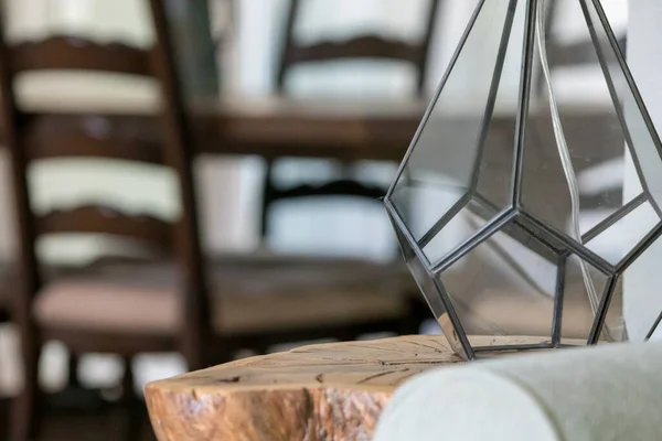 エンドテーブルのモダンなガラスランプは — ストック写真