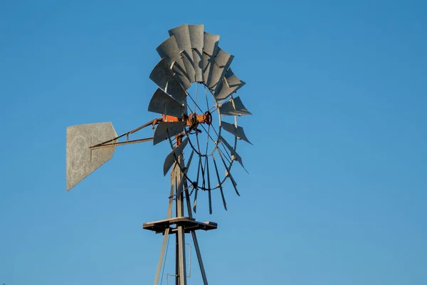 Alte Bauernwindmühle Aus Metall — Stockfoto