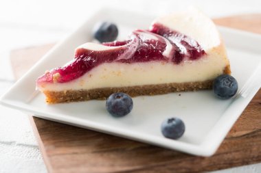 Bir dilim yabanmersinli kremalı cheesecake.