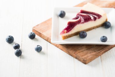 Bir dilim yabanmersinli kremalı cheesecake.