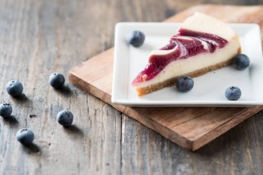 Bir dilim yabanmersinli kremalı cheesecake.