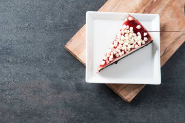 Beyaz çikolatalı ahududulu cheesecake
