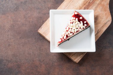Beyaz çikolatalı ahududulu cheesecake