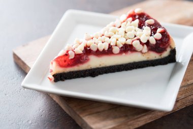 Beyaz çikolatalı ahududulu cheesecake