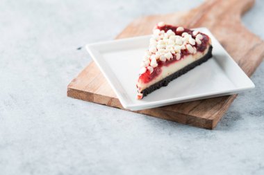 Beyaz çikolatalı ahududulu cheesecake