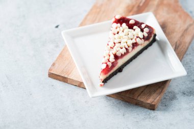 Beyaz çikolatalı ahududulu cheesecake