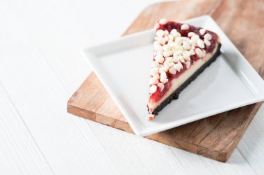 Beyaz çikolatalı ahududulu cheesecake