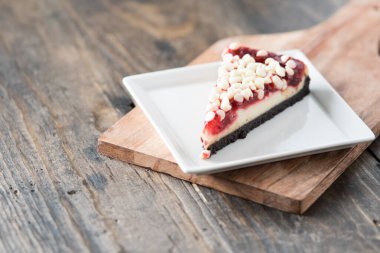 Beyaz çikolatalı ahududulu cheesecake