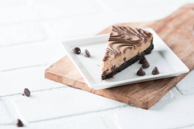 Fıstık ezmeli çikolatalı girdap peynirli tatlı.