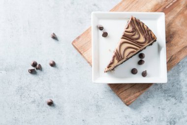 Fıstık ezmeli çikolatalı girdap peynirli tatlı.