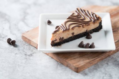 Fıstık ezmeli çikolatalı girdap peynirli tatlı.