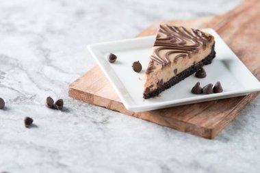 Fıstık ezmeli çikolatalı girdap peynirli tatlı.