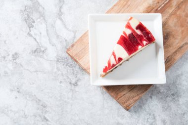 ahududu kıvrımlı cheesecake dilimi kare tabakta