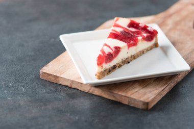 ahududu kıvrımlı cheesecake dilimi kare tabakta