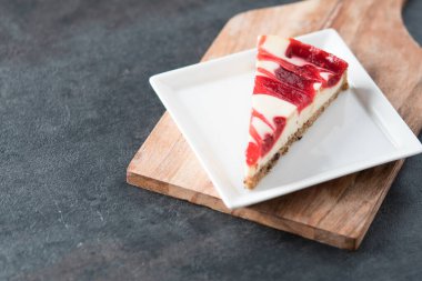 ahududu kıvrımlı cheesecake dilimi kare tabakta