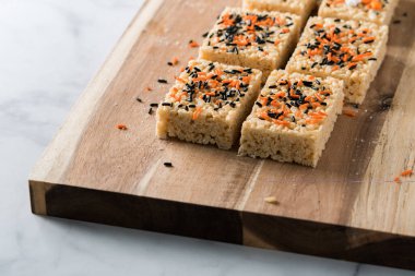 Cadılar Bayramı, pirinç gevreği serpiştirir.