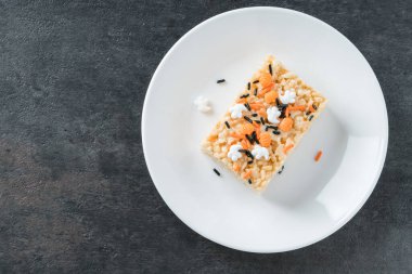 Cadılar Bayramı, pirinç gevreği serpiştirir.