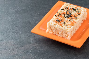 Cadılar Bayramı, pirinç gevreği serpiştirir.