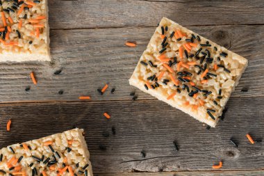 Cadılar Bayramı, pirinç gevreği serpiştirir.