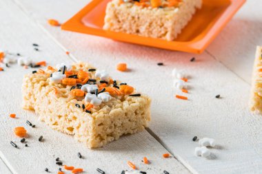 Cadılar Bayramı, pirinç gevreği serpiştirir.