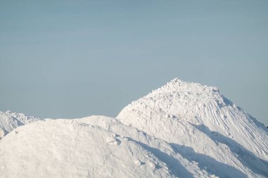 Büyük beyaz kar tepeleri arka planda