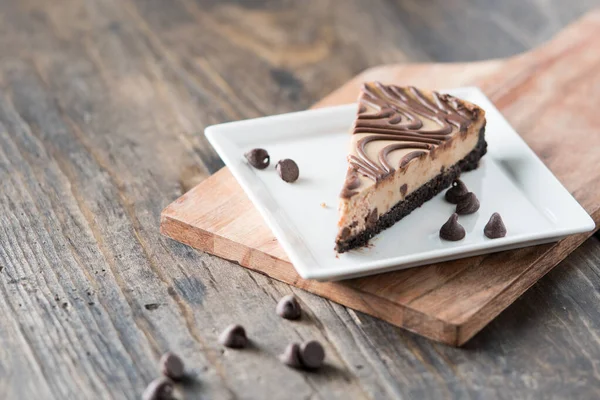 Fıstık ezmeli çikolatalı girdap peynirli tatlı.