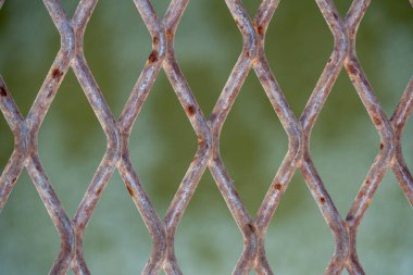 Paslanmış çelik ızgara metali suyun üstünde.