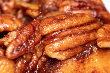 Lezzetli, karamelli, cevizli fındık.