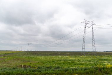 Yüksek voltajlı elektrik iletim hatları