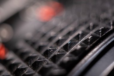 Siyah kamera objektifi çıkıntılar piramitler makroyu kapatır