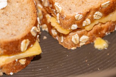 Peynirli sandviç, dilimlenmiş peynir ve buğday ekmeği.