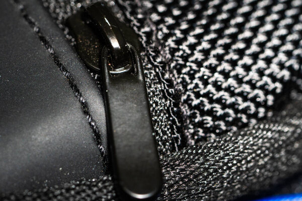 Черная молния на современном корпусе макро