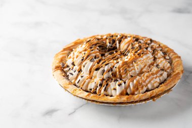 Güzel bir deniz tuzu karamel çikolatalı kremalı turta.