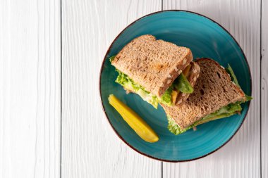 Avokado peyniri ve turşulu marullu sandviç.