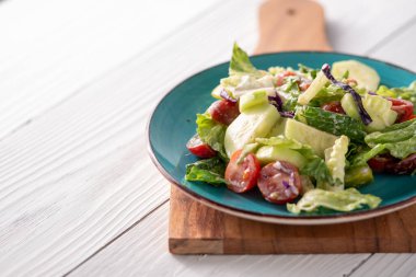 Çiftlik evindeki masada taze bahçe salatası.