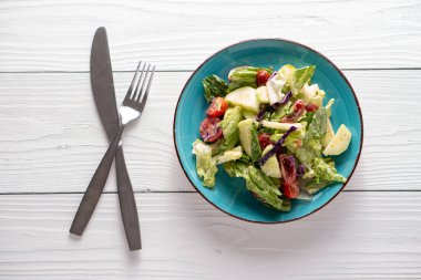 Çiftlik evindeki masada taze bahçe salatası.