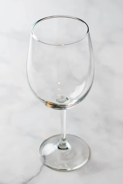 大理石のテーブルの上に空のワイングラス — ストック写真
