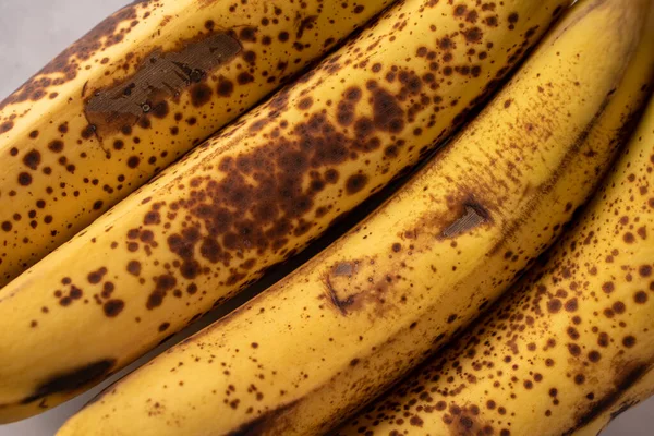 Пятнистый Коричневый Желтый Банан Мраморном Столе — стоковое фото