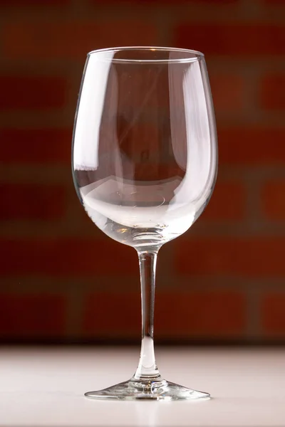 Mermer Masanın Üstündeki Boş Şarap Kadehi — Stok fotoğraf