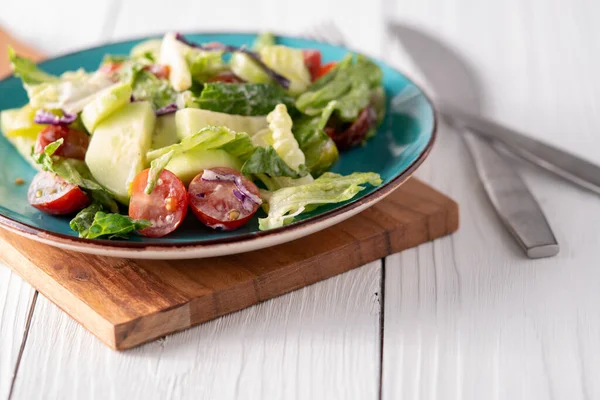 Fresh Garden Salad Farmhouse Table — Stock Photo, Image