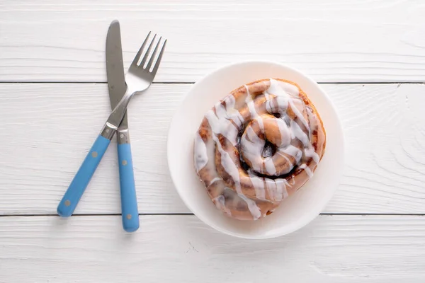 Large Gourmet Frosted Cinnamon Roll White Farmhouse Table — Stock Photo, Image