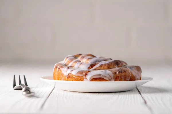 Large Gourmet Frosted Cinnamon Roll White Farmhouse Table — Stock Photo, Image