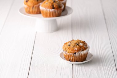 Beyaz masa ayarlı yabanmersinli kekler..