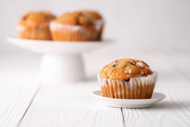 Beyaz masa ayarlı yabanmersinli kekler..