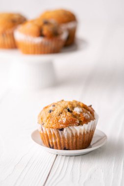 Beyaz masa ayarlı yabanmersinli kekler..